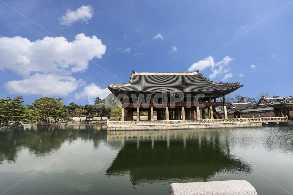 경복궁,경회루,궁전,나무,하늘,구름,기와,전통양식,한국,서울,문화재,문화유산,식물,실외,풍경,관광지,봄,소나무,기둥,2층한옥,한국전통,한국문화,korean traditional,korean culture,랜드마크,landmark,tourist attraction,한국랜드마크,한국관광지,한국명소,korea landmark,korea tourist attraction