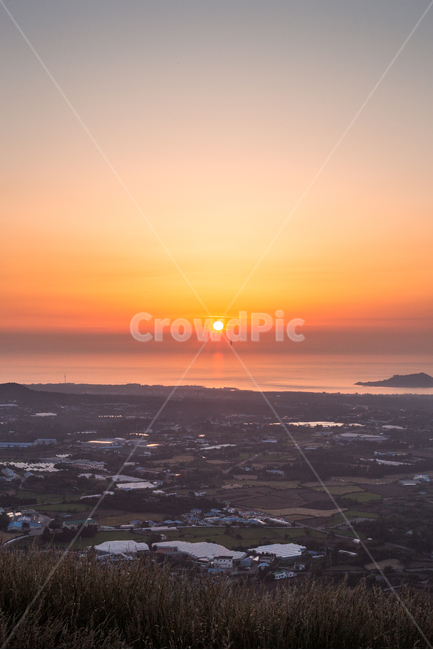 노을,해질녘,일몰,하늘,구름,햇빛,sunset,sky,cloud,sun,sunlight,능선,언덕,light,오름,역광,제주,풍경,landscape,제주도,경치,바다,sea,ocean,해안선,수평선,자연,풍경,nature,landscape,outdoors,옥외,scenery