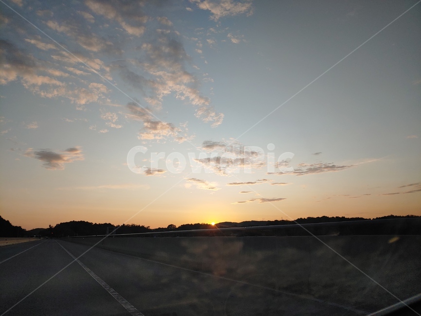 sunset,glowofthesettingsun,노을,하늘,도로,드라이브,구름,해질녘,석양,sky,일몰,nature,자연,자연,풍경,nature,landscape,outdoors,옥외,dusk,황혼,dawn,새벽,red sky,붉은 하늘,sunlight,햇빛