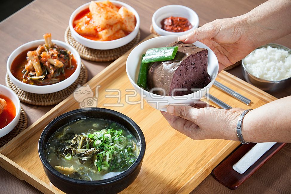 tray,Radish kimchi,Spoon holder,Its thick,Haejangguk,seasoning sauce,sauce,bowl,Ugeoji Haejangguk,meal,spoon and chopsticks,Seonjiwoo Geoji Haejangguk,Seonji,Korean food,Seonji Haejangguk,Beef Seonji Haejangguk Soup,cooking,traditional food