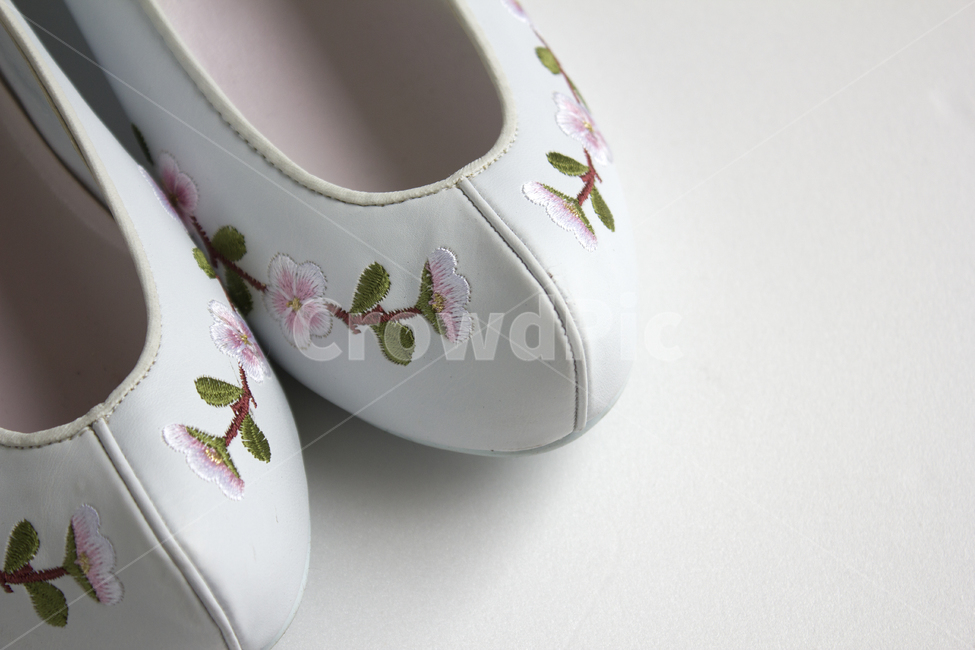 close up,wooden floor,Korean holidays,still life,flower shoes,shoes,embroidery,holiday,Thanksgiving,crafts,flower embroidery,korea,White,white,rubber shoes,prop,design,Eastern,tradition,fashion,new year