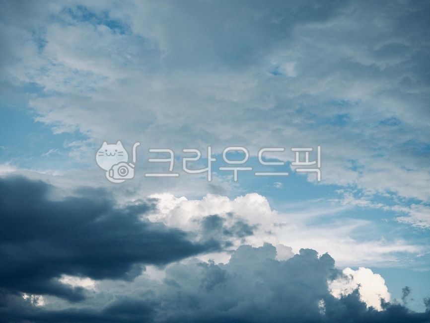 dark clouds,sky,cloud,white,wind,therainyseason,typhoon,nature,scenery,policeman,cloudlandscape,storm,cloudy,weather,environment,naturalphenomenon,outdoor,dark,black,gloominess