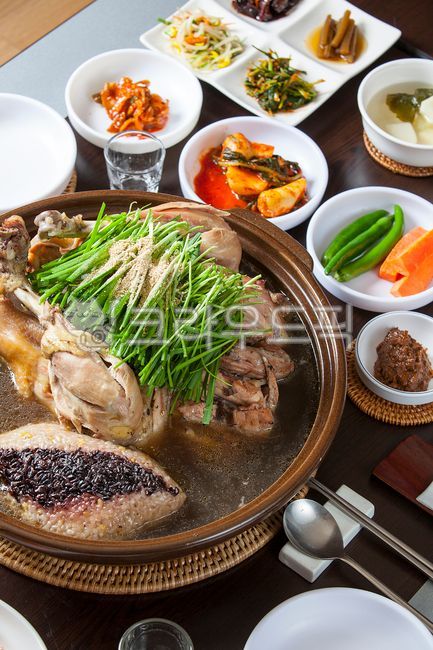 Gospel of Words,tray,Oriental medicine duck stew,Boiled Chicken,Rattan,double gospel meal,Hanjeongsik,wellbeing,bamboo stand,healthy food,Wellbeing food,Traditional food,plate holder,nutritious food,rejuvenation,Nurungji Baeksuk,Roasted lacquer chicken,Be