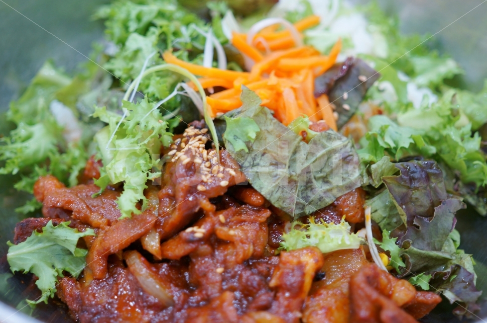 	제육덮밥,음식,한식,한국,한끼,배부름,점심,저녁,사람,먹다,음식,식재료,요리,food,cook,meal,dishes,food reserves,육류,고기,meat,한식,한국음식,한국요리,korean food,korean dishes,korean meal,korean cook