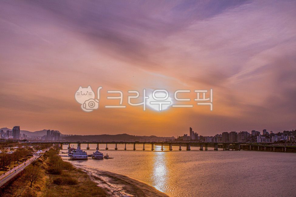 flare,dusk,Gangbyeonbukro,Dongho Bridge,Olympic Boulevard,Hannam Bridge,building,Han River,Seoul,dock,water,boat,light,sunset,waterfront,bridge