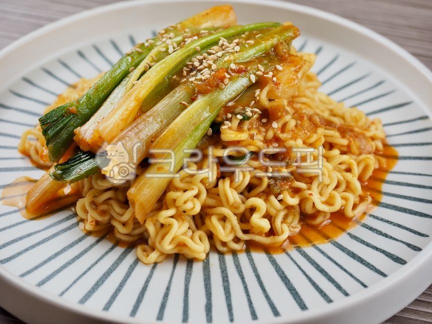 비빔라면,라볶이,비빔면,파,한식,쪽파,라면,요리,식사,음식,한국음식,매운음식,국수,bibimramen,rabokki,bibimbap,greenonion,korean,chives,ramen,dish,meal,food,koreanfood,spicyfood,noodle