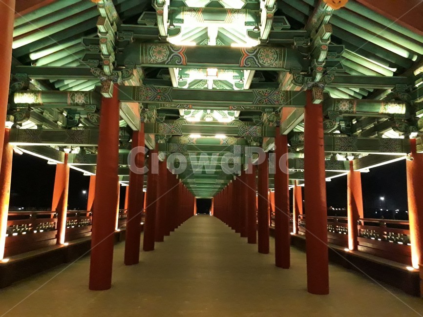 corridor,복도,flooring,바닥,건축,건축물,architecture,building,건물,경주,월정교,밤,빛,야경,view,시선,전통,tradition,어둠,다리,bridge,지붕,roof,한옥,gyeongju