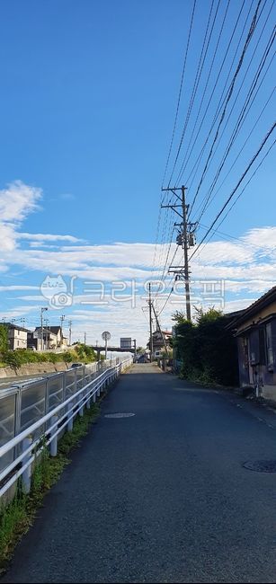 거리,전선,도로,전봇대,일본시골풍경,여유,여유로운,편안한,계절,시즌,날씨,맑은,맑음,맑다,오후,푸른,푸른색,파란,파란색,파랑,sky,세계,일본,시골,시골풍경,foreign,oversea,world,일본풍경,japan,landscape,outdoor,rest,relaxation,healing,feeling,sensible,풍경,경치,옥외,휴식,힐링,감성,분위기,여름,summer,season,하늘,마을,마을풍경,일본마을,일본거리,일본시골,일본주택가,street,해외,외국,일본주택,일본가옥
