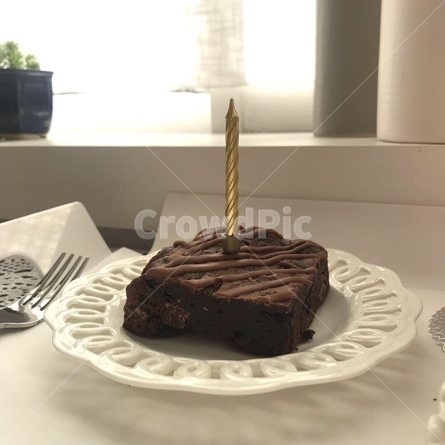 브라우니,케이크,초,촛불,생일케이크,케익,빵,베이커리,카페,디저트,생일케익,케잌,생일초,음식,식재료,요리,food,cook,meal,dishes,food reserves,빵,bread,디저트,간식,후식,dessert,snack