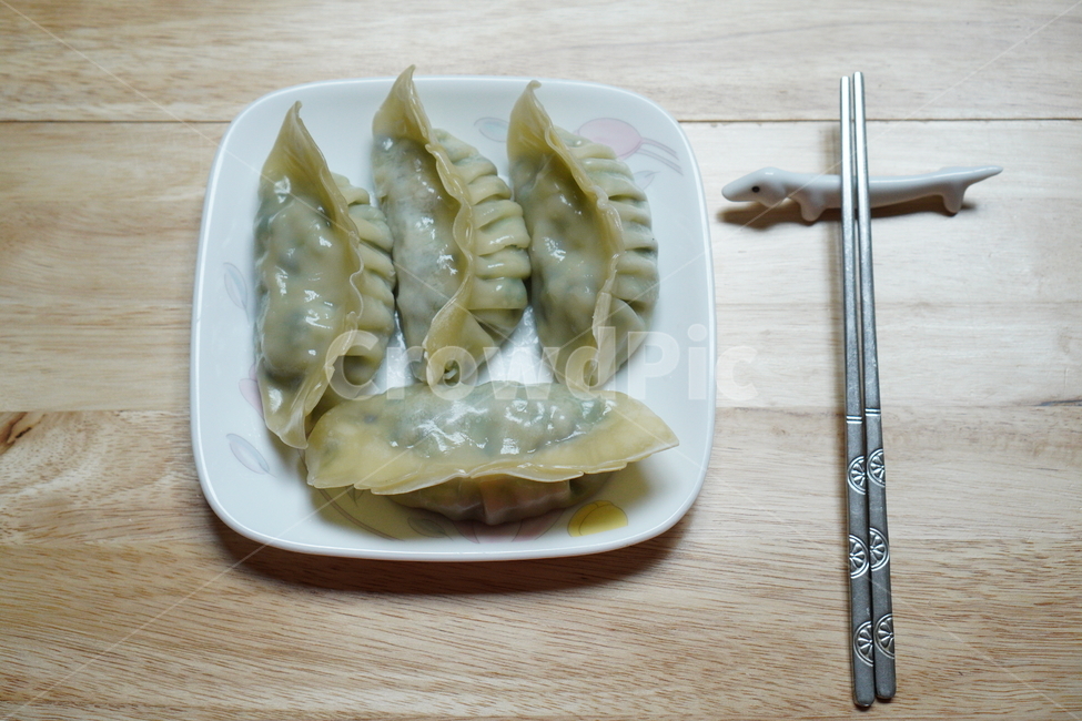 만두,찐만두,따뜻한만두,네모난접시,접시,수저받침,음식