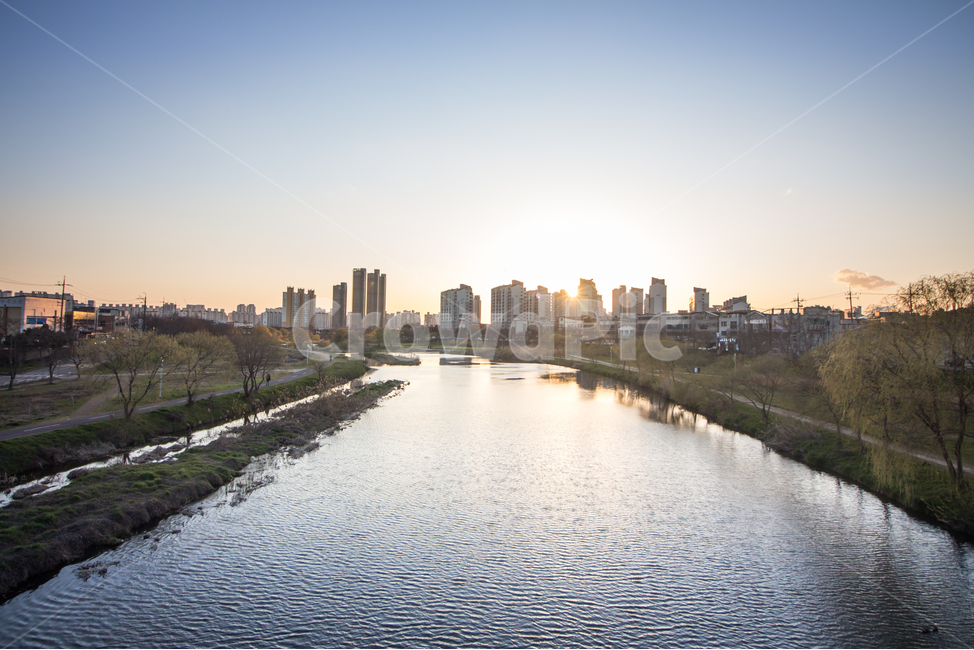 도시,강가,천변,강변,노을,저녁,sunset,river,강,city,물,water