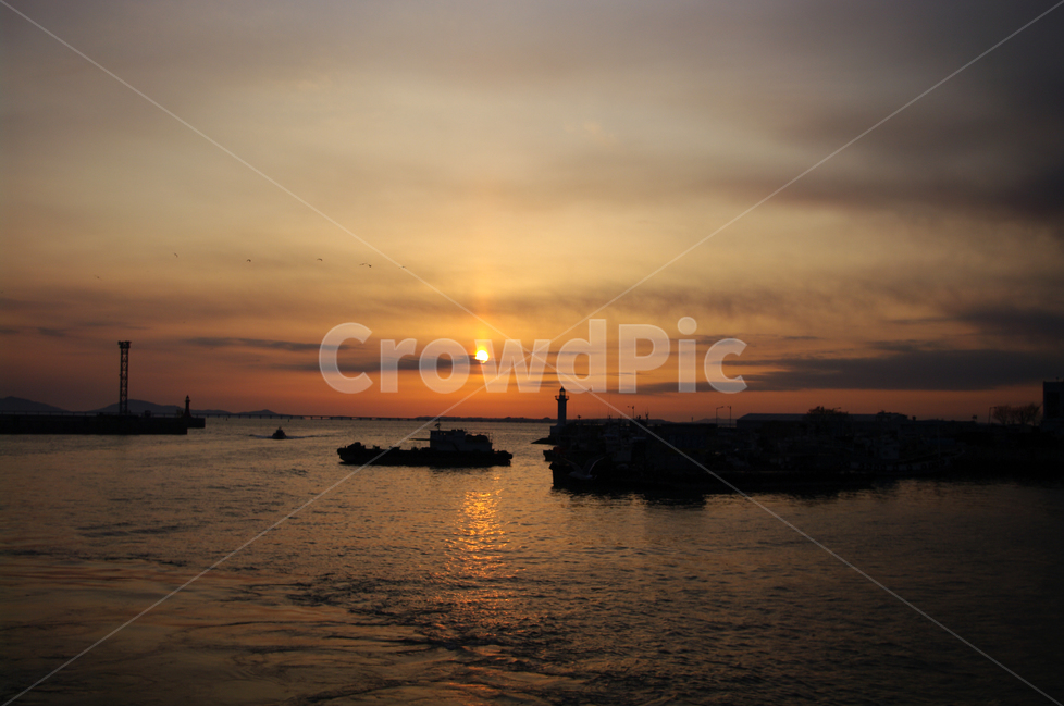 등대,노을,석양,일몰,sunset,바다,하늘,서해,한국,구름,풍경,풍광,자연,nature,landscape,배,자연,풍경,nature,landscape,outdoors,옥외,sky,dusk,황혼,dawn,새벽,red sky,붉은 하늘,sunlight,햇빛