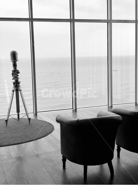 흑백,의자,바다,창문,망원경,흑백,모노톤,monochrome,black and white,인테리어,실내디자인,interior design