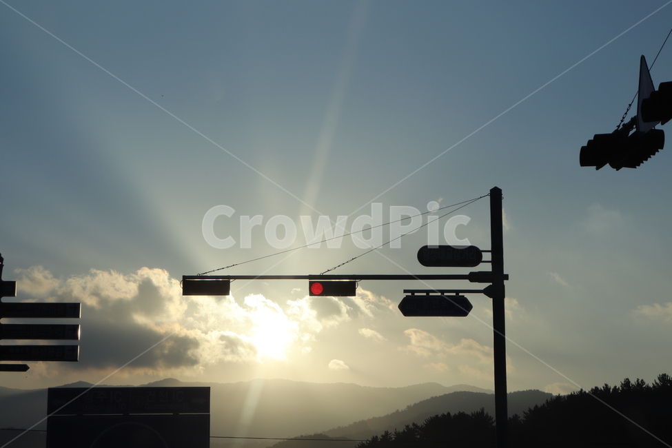 신호등,간판,구름,운전,빨간불,교통,교통수단,traffic,transportation
