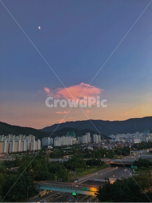 노을,sunset,하늘,sky,구름,clouds,도시,city,town,풍경,scenery,landscape,색깔,색상,색채,색감,colorsense,colorsensitivity,feelingofcolor,도로,road,nature,자연,outdoors,옥외,도시,풍경,city,landscape