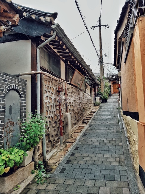 서울풍경,북촌,한옥마을,한옥,골목길,도시,풍경,city,landscape,한국도시풍경,한국도시경관,korea cityscape,골목길,alley,한국전통,한국문화,korean traditional,korean culture,walkway,보도,path,통로,flagstone,판석,pavement,포장,sidewalk