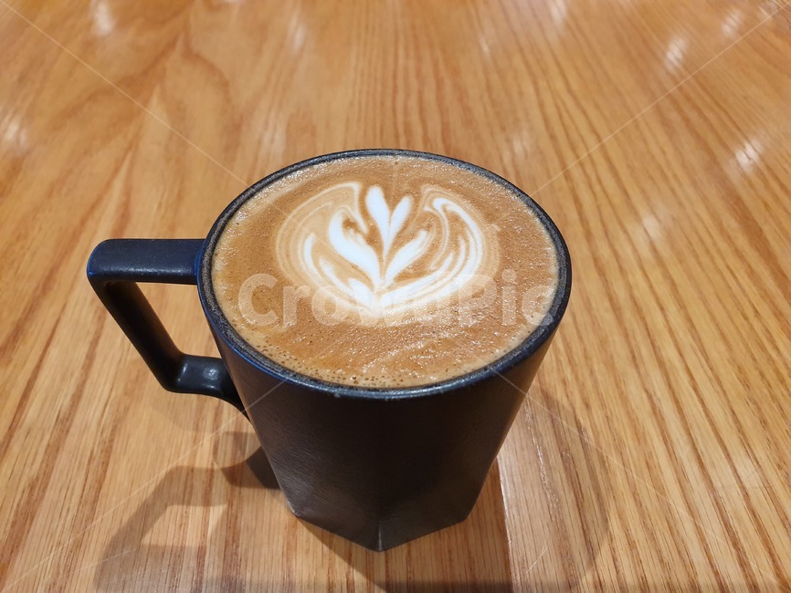 coffee,라떼,latte,커피,coffeecup,커피컵,cup,컵,바리스타,카페라떼,black,table,brown,relax,cafe,커피,카페,coffee,cafe