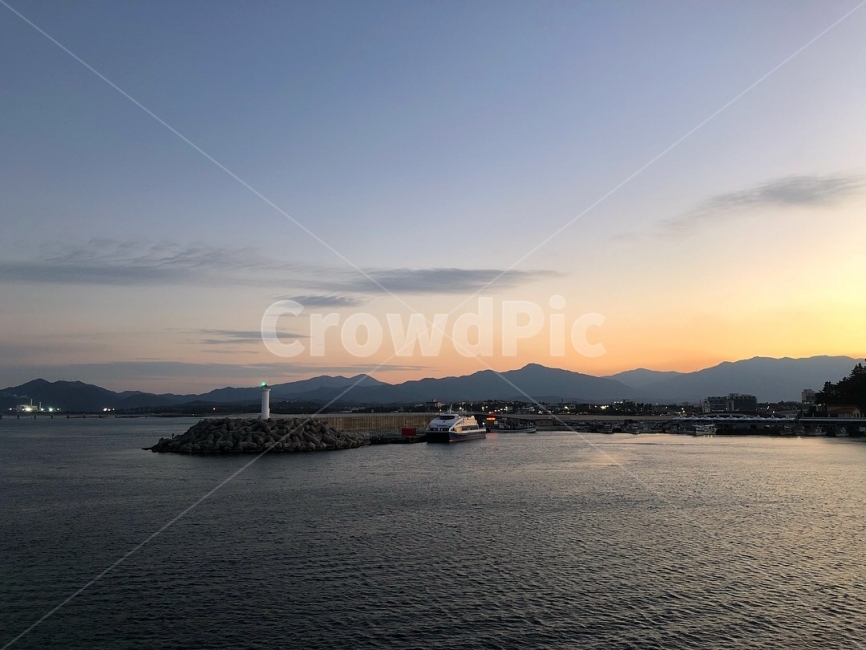 겨울,겨울바다,바다,강릉,밤바다,여행,풍경,경치,등대,lighthouse,nature,자연,land,땅,outdoors,옥외,water,물,ocean,대양,sea,shoreline,해안선