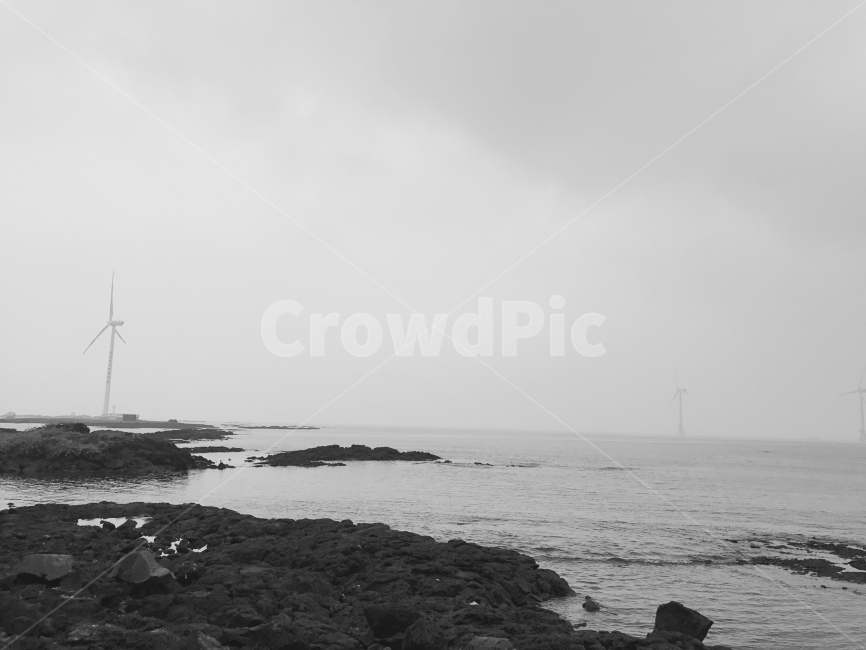흑백,제주도,해변,풍력발전소,회색빛,자연,풍경,nature,landscape,한국자연풍경,한국자연경관,korea nature landscape,제주도,jeju,jeju island,흑백,모노톤,monochrome,black and white,산업,industry,industrial,에너지산업,energy industry