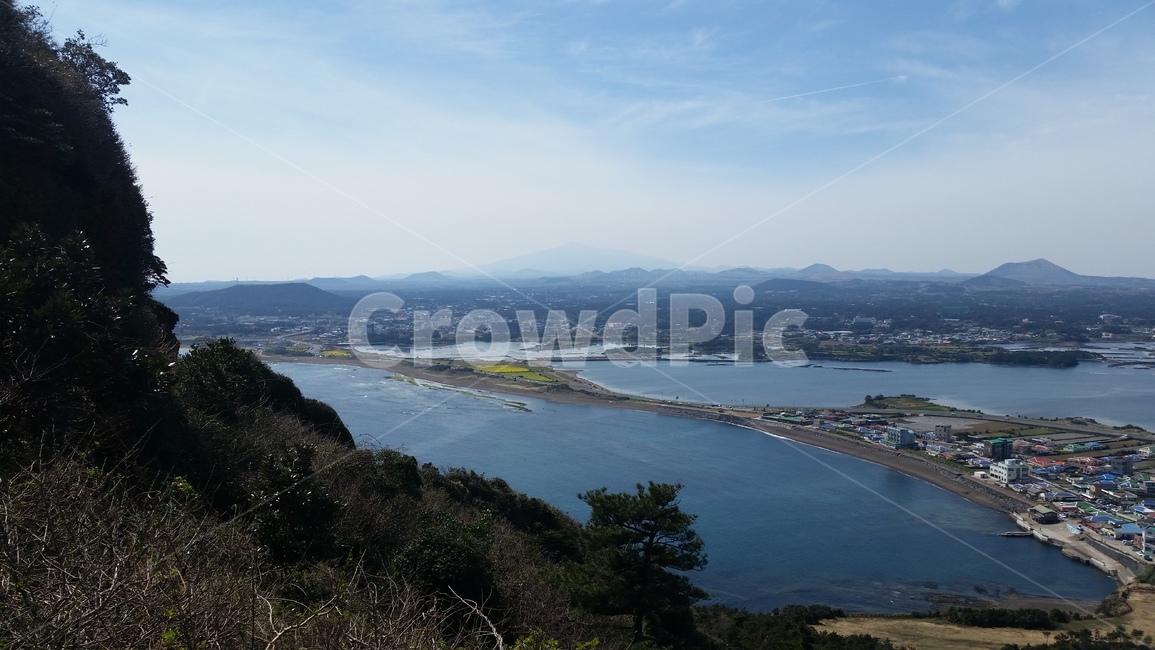 제주,제주성산일출봉,성산일출봉,바위,거대한,검은바위,웅장한,하늘과바위,맑은,마을,바닷가마을,제주마을전경