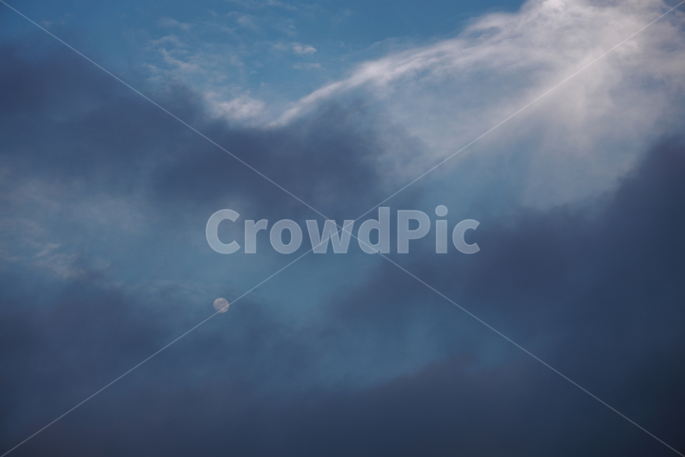 sky,cloud,calm,prepare,magnificent,vast,daytime moon