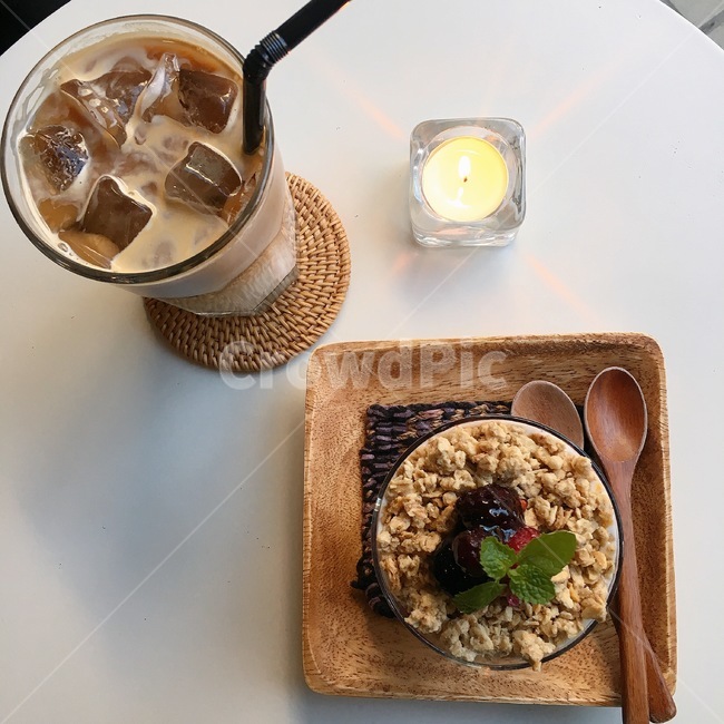 커피,아이스커피,수제요거트,오트밀,초,나무식기,yogurt,커피,카페,coffee,cafe