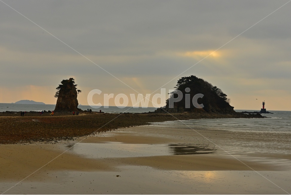 outdoors,옥외,nature,자연,water,물,shoreline,해안선,sea,바다,충남,태안,안면도,꽃지,할미바위,할아비바위,날씨,자연,풍경,nature,landscape