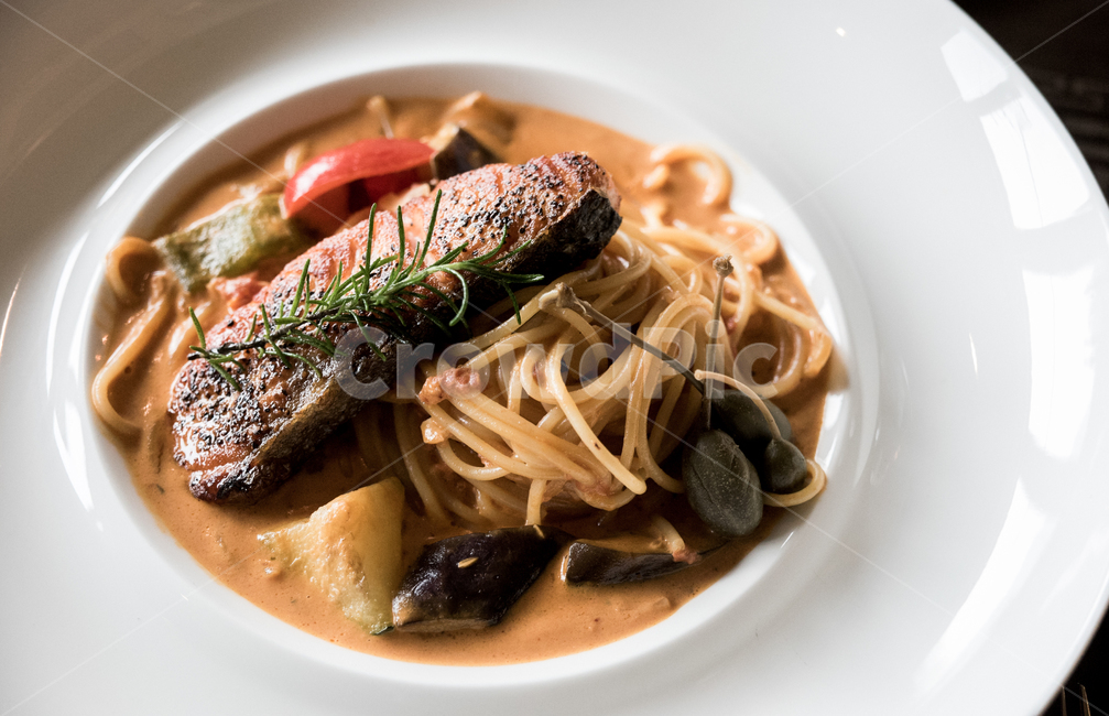 rose sauce,Grilled salmon,Rose Spaghetti,restaurant food,pasta,Salmon Spaghetti,salmon,Fusion cuisine,rose pasta