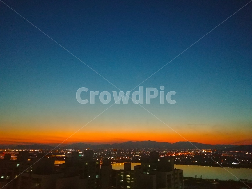 노을,해질녘,붉은노을,그라데이션,하늘,야경,도시,풍경,city,landscape,nature,자연,outdoors,옥외,경치,dawn,새벽,red sky,붉은 하늘,sunset,일몰,sky,dusk,황혼,scenery