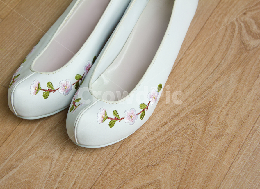close up,wooden floor,Korean holidays,still life,flower shoes,shoes,embroidery,holiday,Thanksgiving,crafts,flower embroidery,korea,White,white,rubber shoes,prop,design,Eastern,tradition,fashion,new year