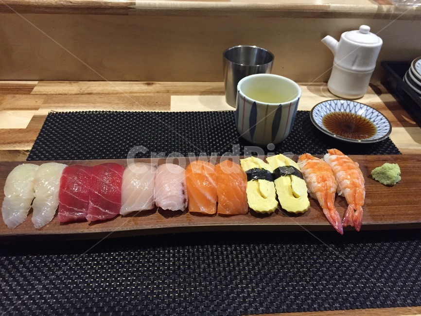 초밥,음식,새우초밥,일식,와사비,간장,물컵,음식,식재료,요리,food,cook,meal,dishes,food reserves,일식,일본음식,일본요리,Japanese food,Japanese dishes,Japanese meal,Japanese cook