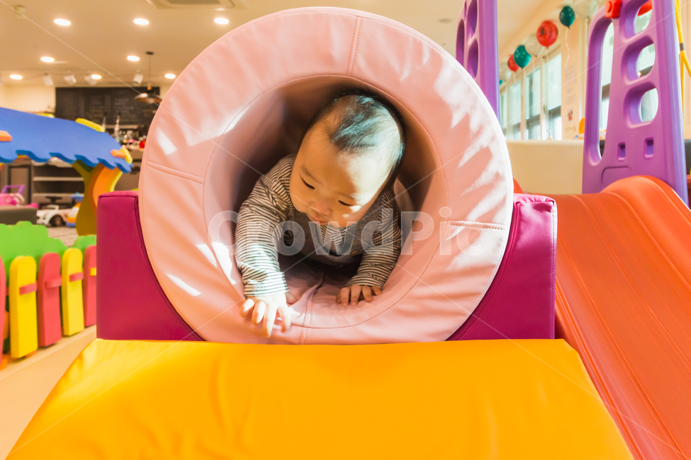 아기,남자아기,베이비카페,키즈카페,아이,귀여운,작은,소중한,가족,앙증맞은,미끄럼틀,경사면,분홍색,실내,놀이터,놀이공간,안전한,안전,육아,성장,놀이,원통,사내,남자,사람,인물,인간,human,person,영유아,아기,애기,아이,infants,baby,어린이,어린아이,child,children,kid,놀이공원,놀이동산,놀이터,amusement park,playground