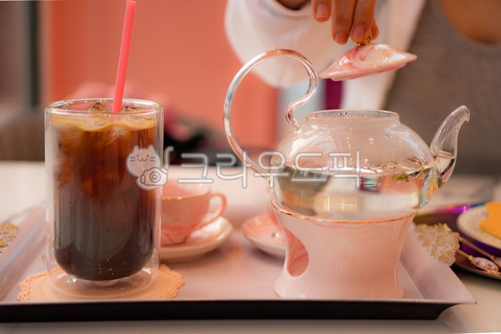 사치스러운,전통,세라믹,자연스러운,분홍색배경,애프터눈티,향긋한,검정,도자기,아침밥,분홍,허브유리,장식,신선한,차휴가,배경,물,사랑,식기,커피컵,뜨거운,카페인,카페,마실것,컵,차,커피,커피,카페,coffee,cafe