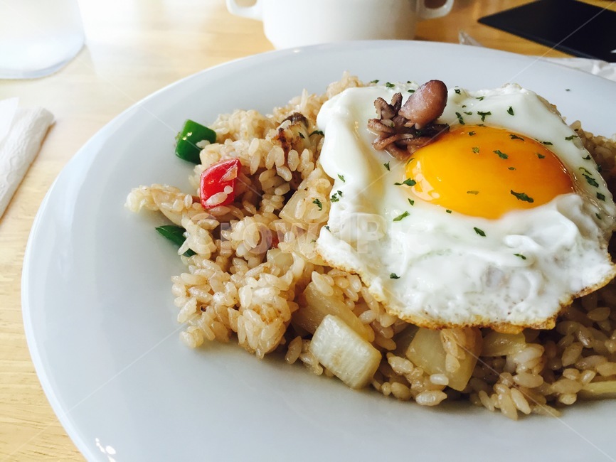 볶음밥,계란,요리,cook,egg,반숙,야채,쌀,밥,야채볶음밥,계란후라이,달걀,달걀후라이,rice,양파,파슬리,파프리카,고추,문어,꼬마문어,덮밥,dish,dishes,friedrice
