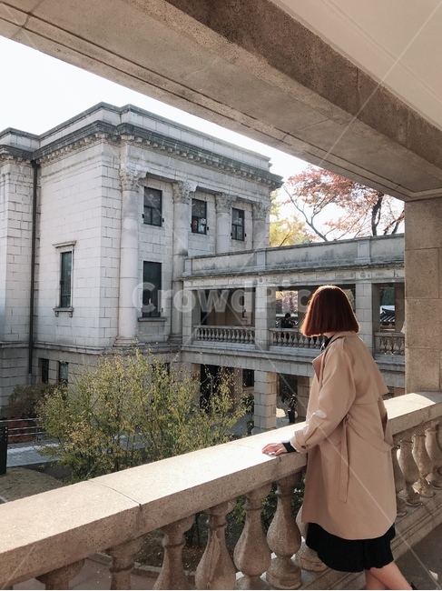 clothing,의류,apparel,의복,handrail,난간,banister,coat,코트,overcoat,외투,human,인간,person,사람,뒷모습,여자뒷모습,석조전,석조건물,womensback