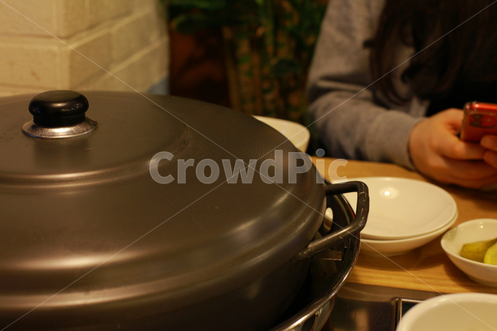 wait,person,ninth,Chicken Ribs,cell phone,human,hand