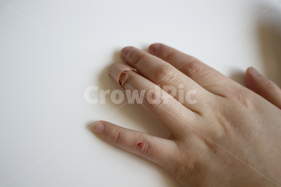 상처,손가락,베임,아픔,부상,반창고,밴드,피,살,다치다,finger,injury,band