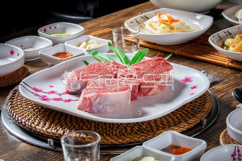 한국음식,식당,한국식당,한국음식점,상차림,식사,맛집,한국요리,요리,한우,명품한우,소고기숯불구이,한우구이,소고기구이,한우고기,구이,별미,먹거리,고기집,고깃집,고기요리,생고기,한우생고기,한우맛집,한우전문점,한우전문,한우숯불구이,한우육회,한우부위,소고기부위,마블링,한우마블링,소고기마블링,회식,외식,먹방,정육,정육식당,식재료,정육점,한식,육류,국내산한우,국내산소고기,숯불구이,암소한우,한우암소,육사시미,한우육사시미,소고기육사시미,한우사시미,안심,한우암심,소고기안심,소고기,한우안심스테이크,스테이크,소고기스테이크,한우스테이크,소고기안심스테이크,한우통안심,food,음식,김치,백김치,물김치,쌈장,마늘,양념,양념소스,소스,와사비,와사비장,고추냉이,대나무,대나무받침,받침,그릇,접시,접시받침,그릇받침,라탄,라탄트레이,트레이