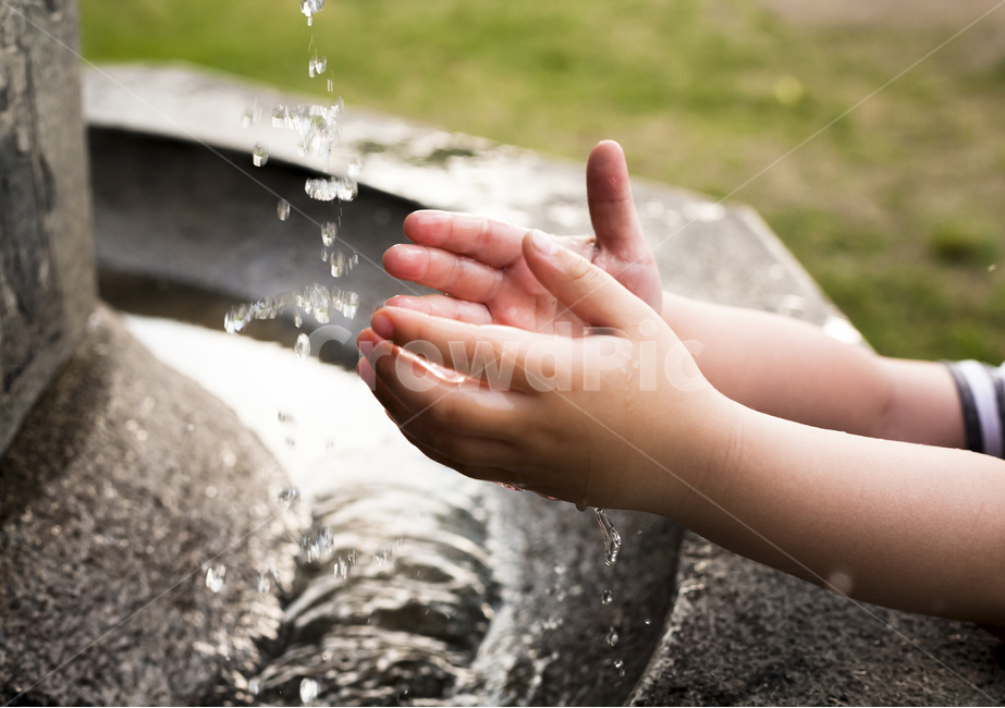 음료수대,식수대,손씻기,야외식수대,수도꼭지,수도,물,음용수,수경시설,아이손,손,깨끗,적시다,사람,인물,인간,human,person,신체일부,몸,body,어린이,어린아이,child,children,kid,감성,sensible,feeling