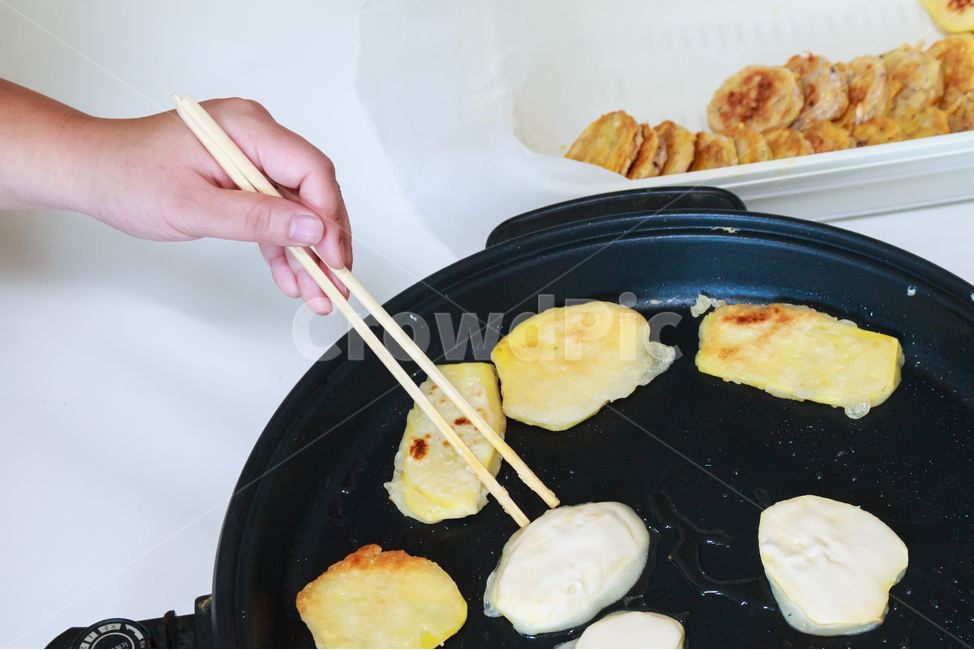 전,부침개,명절,추석,설날,고구마전,고구마,프라이팬,후라이팬,밀가루,기름,명절음식,음식,요리,동그랑땡,명절준비,제사,제사음식,제사준비,한국음식,젓가락,기름진,전통,먹음직스런,다이어트,손,뒤집개,한국전통,한국문화,korean traditional,korean culture,음식,식재료,요리,food,cook,meal,dishes,food reserves,한식,한국음식,한국요리,korean food,korean dishes,korean meal,korean cook