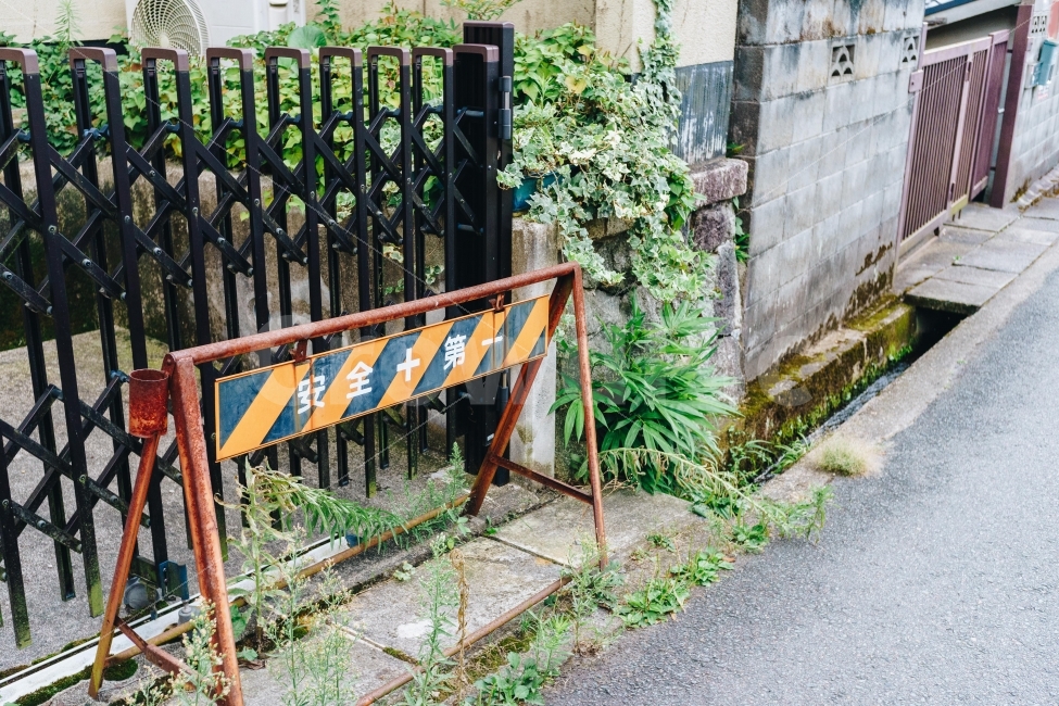 	일본,교토,철학의길,데쓰가쿠노미치,哲学の道,여행,일본거리,거리,일본여행,여행지,관광지,산책로,japan,kyoto,travel,touristspots,street,안전제일,공사표지판,일본주택가,일본골목길,일본골목,도시,풍경,city,landscape,해외,외국,세계,foreign,oversea,world,세계도시풍경,해외도시풍경,외국도시풍경,world cityscape,감성,sensible,feeling,빈티지사진,빈티지느낌,빈티지감성,vintage,handrail,난간,banister,railing