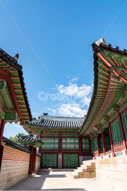 전통,경복궁,고궁,대한민국,서울,한옥,경치,야외,하늘,파란,구름,흰색,처마,곡선,지붕,기와,목조,목재,목조건물,문화재,조선시대,왕,화려한,색깔,건축,한적한,조용한,역사,한국전통,한국문화,korean traditional,korean culture,랜드마크,landmark,tourist attraction,한국랜드마크,한국관광지,한국명소,korea landmark,korea tourist attraction,건축물,건물외관,exterior,building,structure,architecture,construction