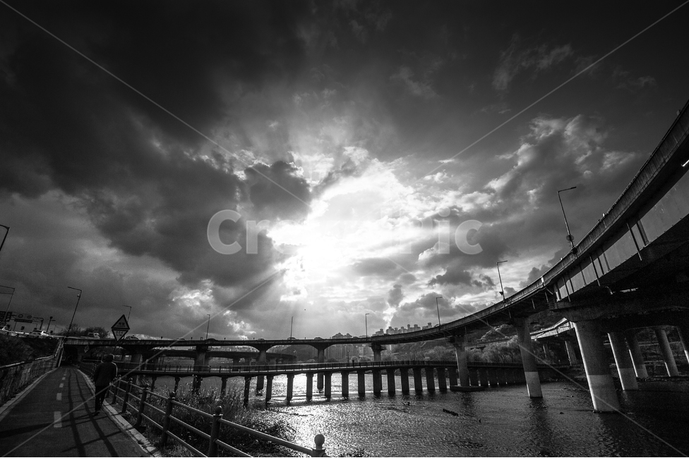 강,다리,가,강변,먹구름,하늘,강변도로,흑백사진,도시,풍경,city,landscape,흑백,모노톤,monochrome,black and white,water,물,waterfront,워터 프론트,port,포트,pier,교각