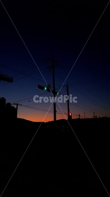 cable,케이블,powerlines,전력선,electrictransmissiontower,송전탑,신호등,저녁,노을,밤,하늘,sky