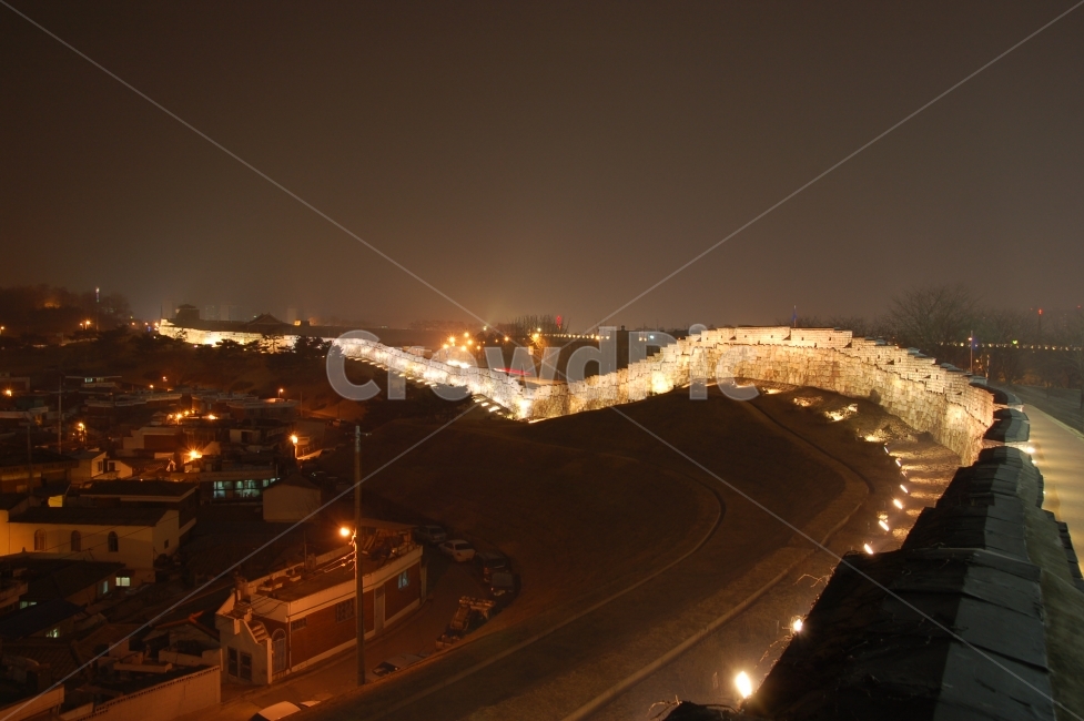 수원화성,수원,유네스코,유네스코문화유산,문화재,전통,한국,코리아,헤리티지,Heritage,성곽,야경,야경,밤,풍경,nightscape,night,landscape,한국전통,한국문화,korean traditional,korean culture,랜드마크,landmark,tourist attraction,한국랜드마크,한국관광지,한국명소,korea landmark,korea tourist attraction,건축물,건물외관,exterior,building,structure,architecture,construction,road,도로,intersection,교차로