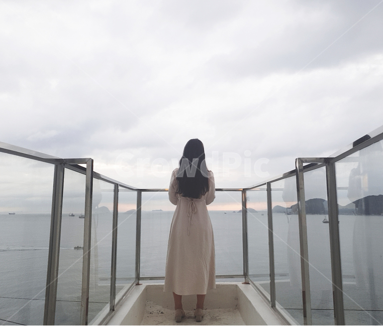 railing,handrail,난간,banister,여자뒷모습,여자,예쁜여자,바다보는사람,여성,여자,woman,female,lady