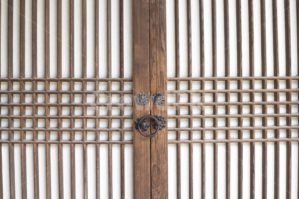한옥,창문,문,문고리,전통무냥,전통무늬,전통창호,hanok,koreanstylehouse,국화사슬문고리,한국전통,한국문화,korean traditional,korean culture