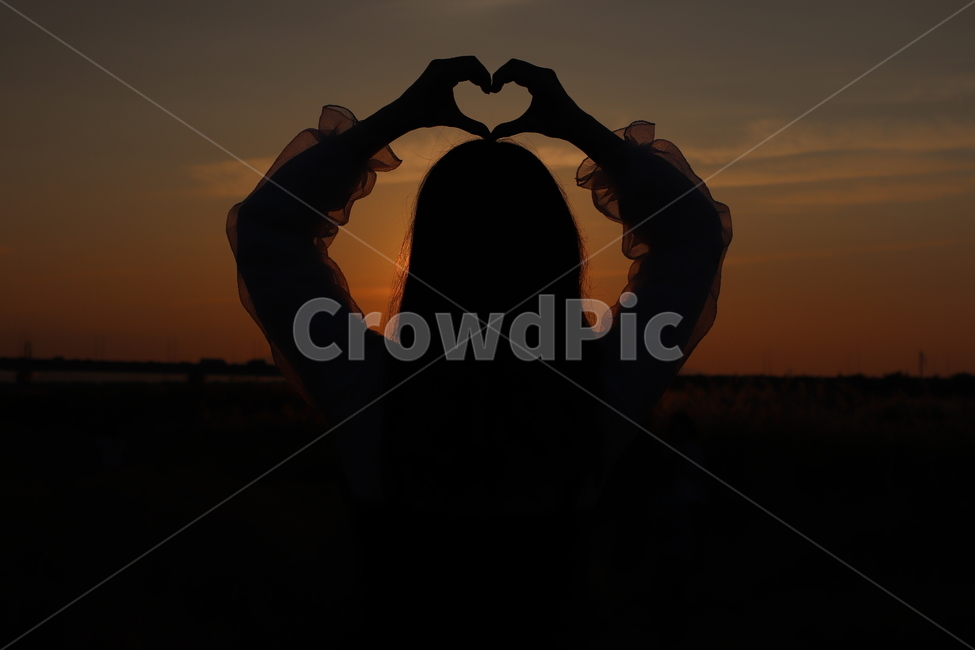 노을,감성,하트,하늘,sunset,뒷모습,대저,사람,인물,인간,human,person,여성,여자,woman,female,lady,감정표현,기분,feeling,emotion,인물실루엣,사람실루엣,character silhouette,human silhouette,flare,플레어,light,빛,silhouette,실루엣