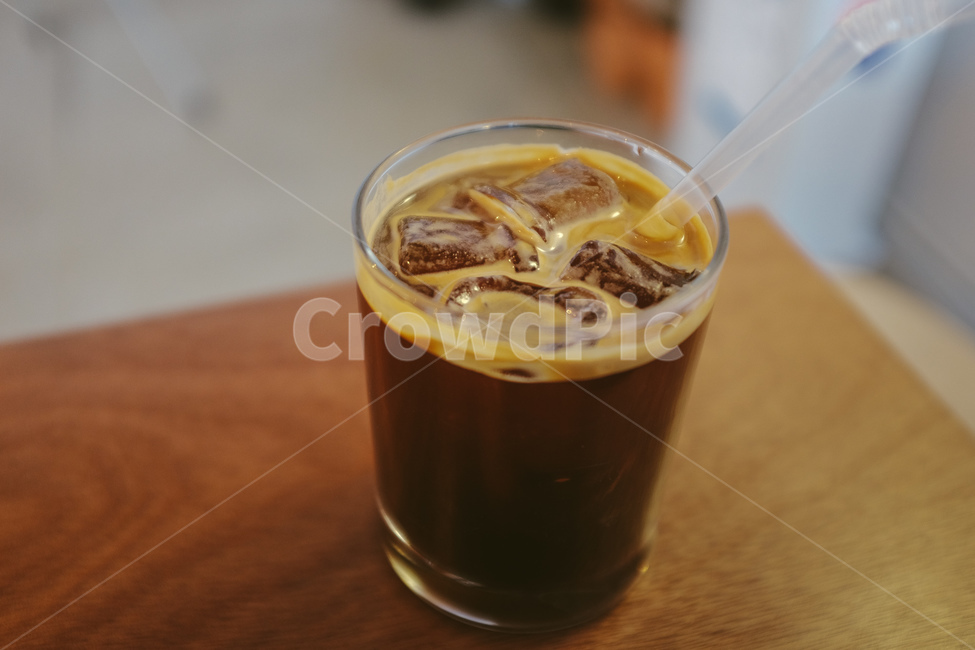 Ice americano,speculation,atmosphere,rest,wooden table,inside,healing,cafe,solid wood,vintage,coffee,Americano,floor,table,cup