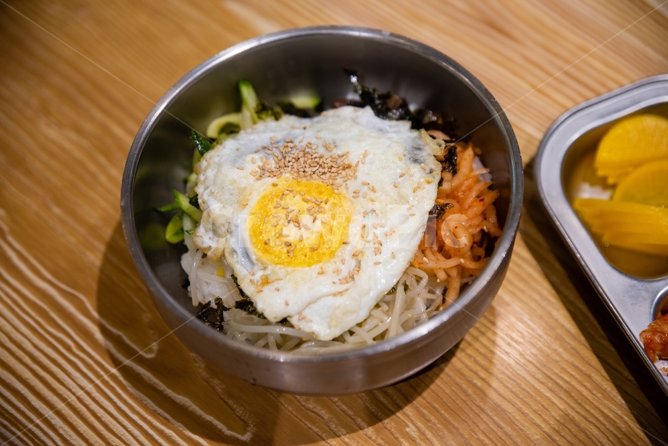 비빔밥,음식,계란,고명,깨,테이블,식탁,무,요리,식당,그릇,접시,스테인레스,맛집,소스,양념,빨간,녹색,매운,외식,식사,한끼,아침,점심,저녁,식단,매콤한,달달한,맛있는,여름,향토음식,시원한,식재료,noodles,한식,한국음식,한국요리,food,dishes,meal,korean,cook,음식,식재료,요리,food,cook,meal,dishes,food reserves,한식,한국음식,한국요리,korean food,korean dishes,korean meal,korean cook